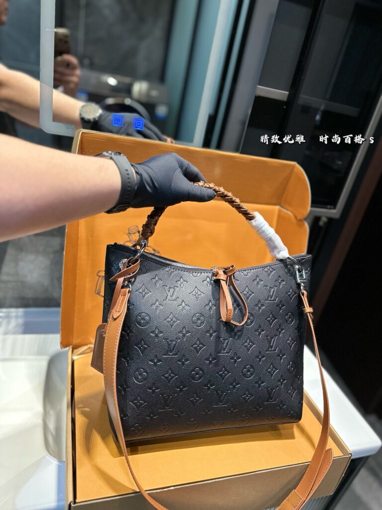 Louis Vuitton Hollow Shopping Bag - Premium Monogram Tote (31x15x25cm)