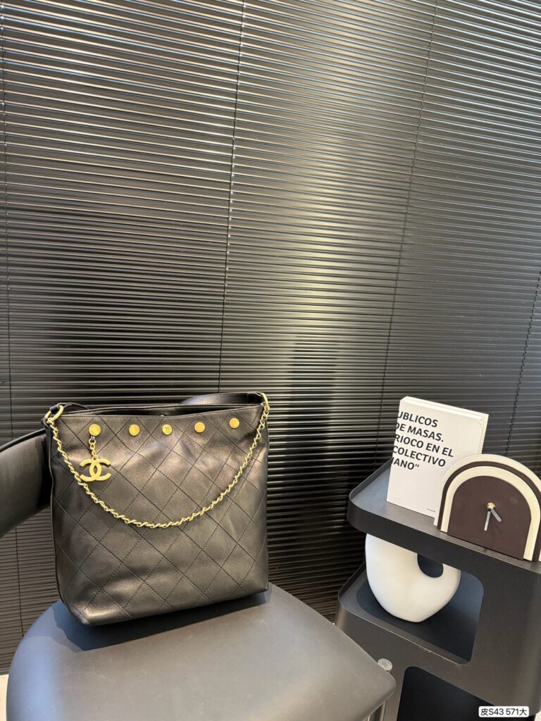 Chanel 25P Gold Coin Hippie Hobo Bag – Soft Goat Leather Vintage Shoulder Bag (28 x 28.5cm)