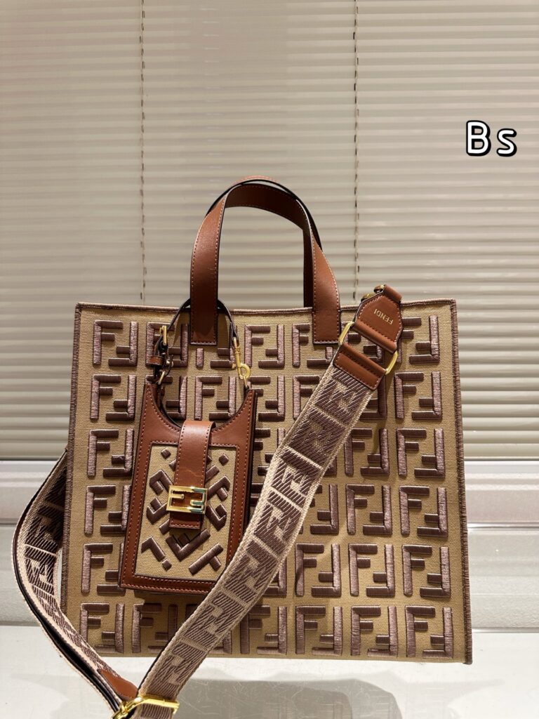 Fendi Peekaboo Canvas Tote (37×33cm)