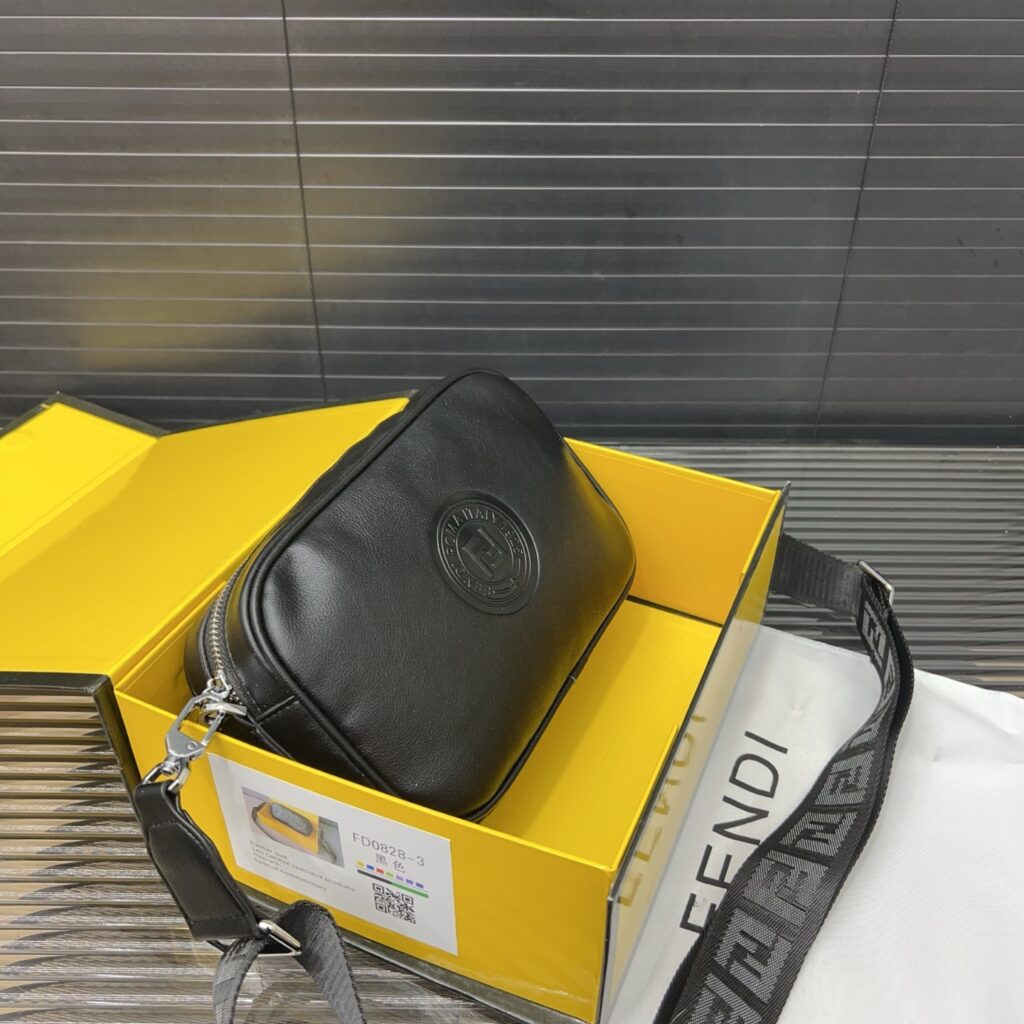Fendi Embossed Camera Bag (19×12cm)