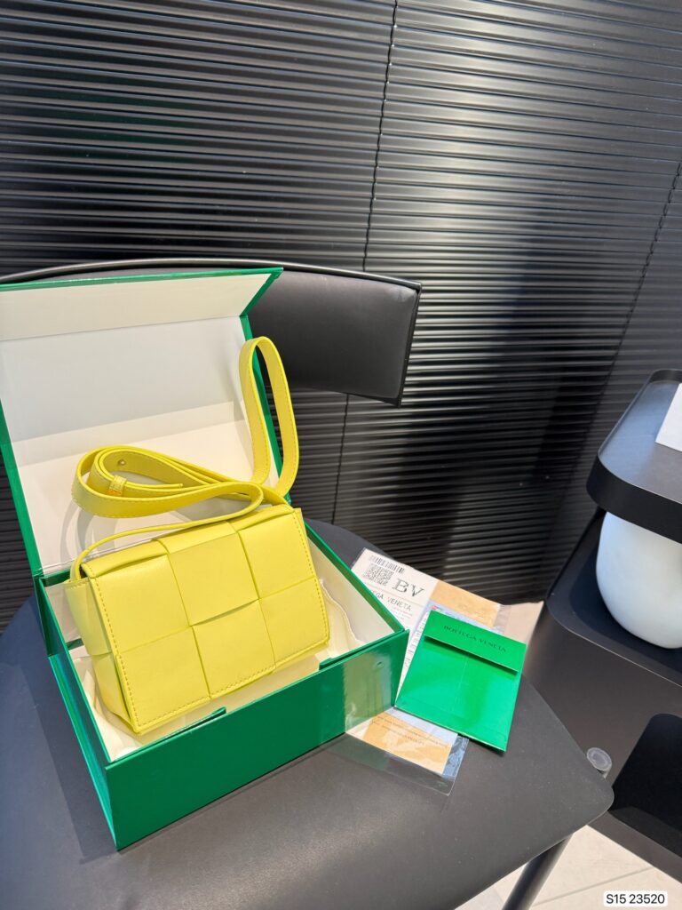 Bottega Veneta Cassette Tofu Bag (16.5×13cm)