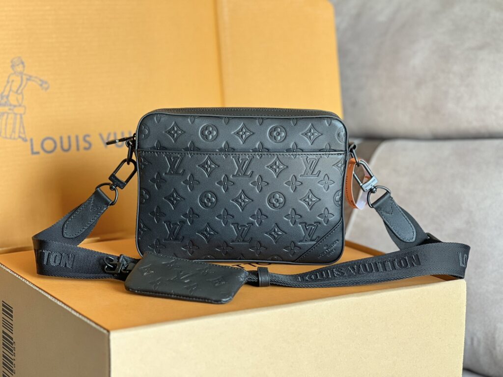 Louis Vuitton 114620 Bag Size 26, 18