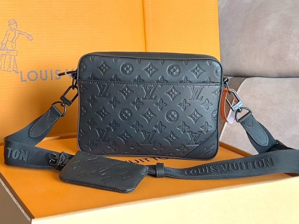 Louis Vuitton 114622 Bag Size 26, 18