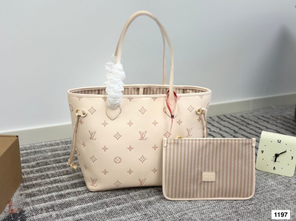 Louis Vuitton 256823 Bag Size 32, 16