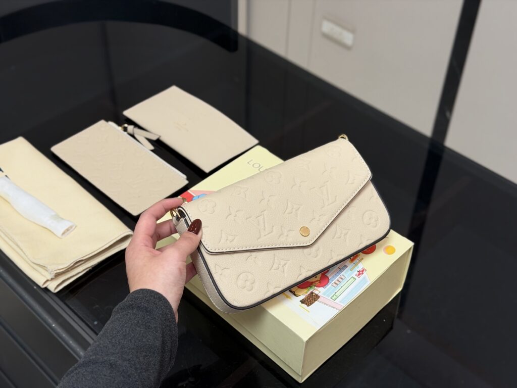 Louis Vuitton 257870 Bag Size 22