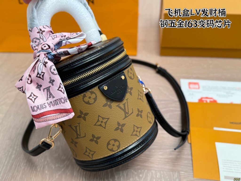 Louis Vuitton 257995 Bag Size 15, 14