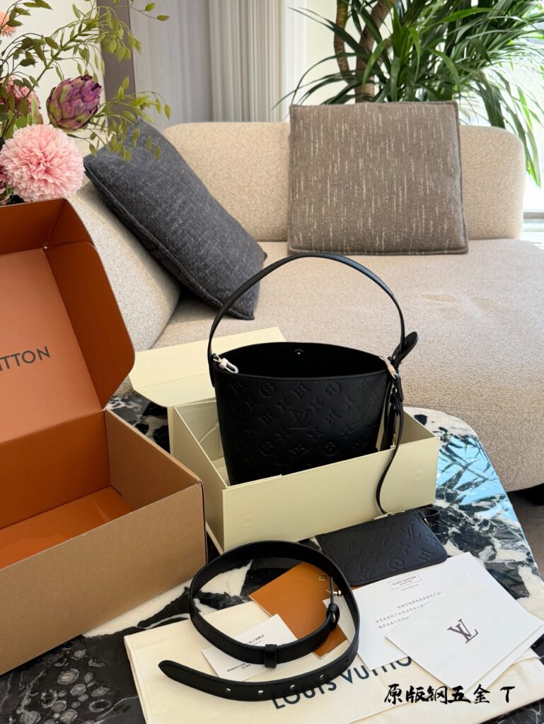 Louis Vuitton 269277 Bag Size 16, 18, 22