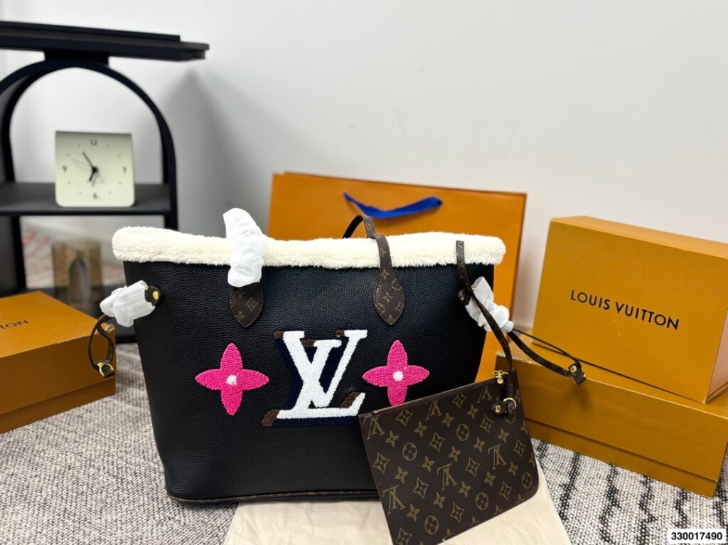Louis Vuitton 294913 Bag Size 33, 17