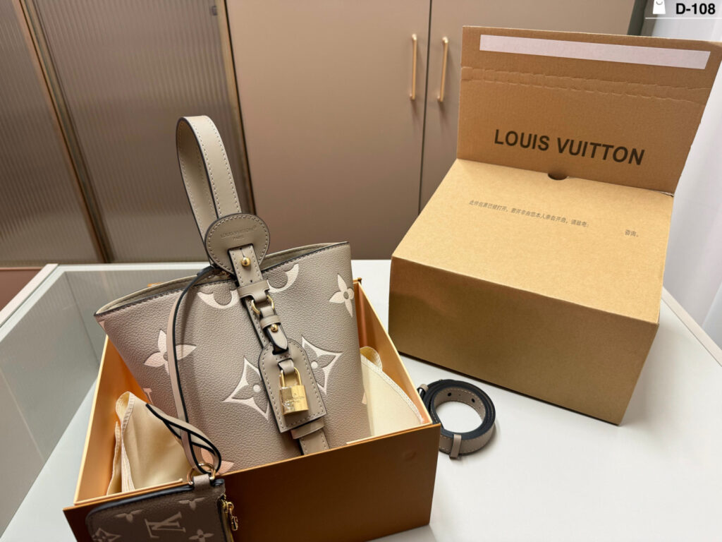 Louis Vuitton 430259 Bag Size 17, 18