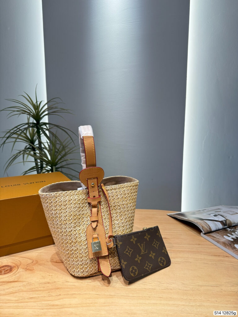 Louis Vuitton 558792 Bag Size 17, 18
