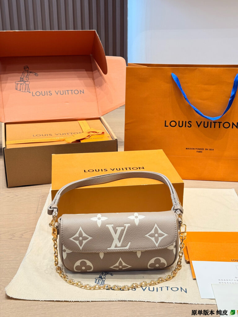 Louis Vuitton 559114 Bag Size 22