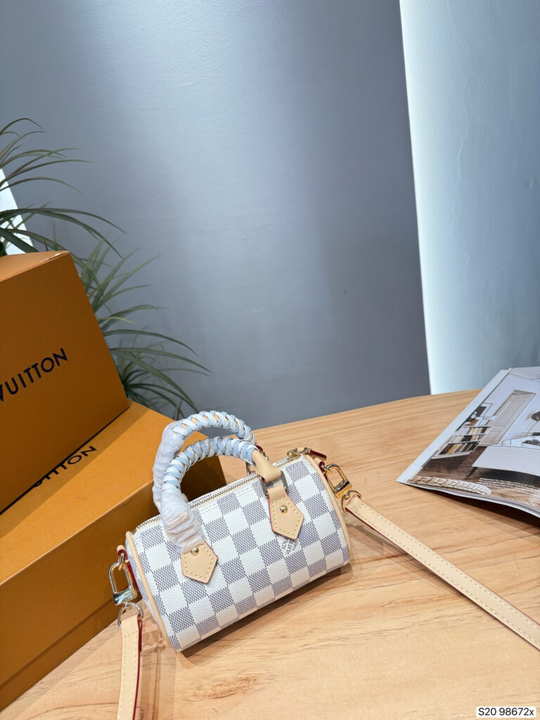 Louis Vuitton 559813 Bag Size 16, 10