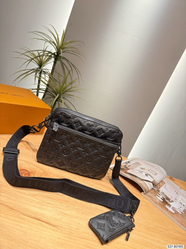 Louis Vuitton 564064 Bag Size 25, 18