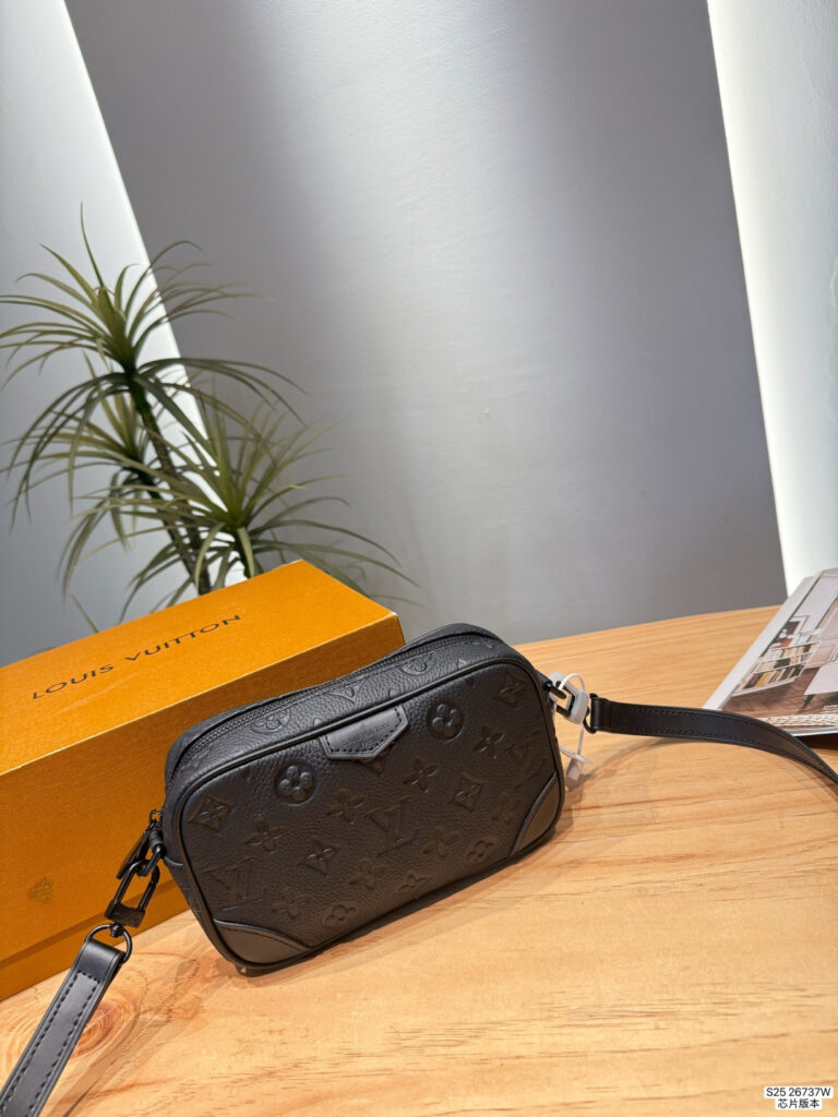 Louis Vuitton 564091 Bag Size 20, 12