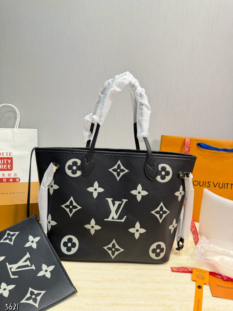 Louis Vuitton 564374 Bag Size 31, 15