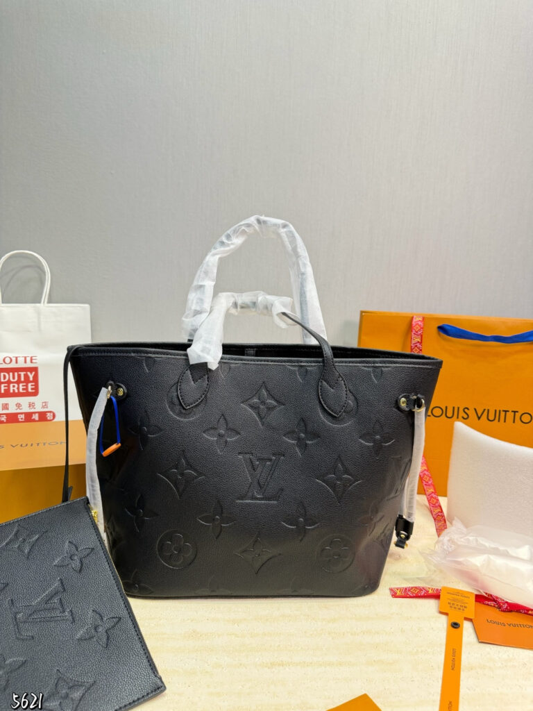 Louis Vuitton 564375 Bag Size 31, 15