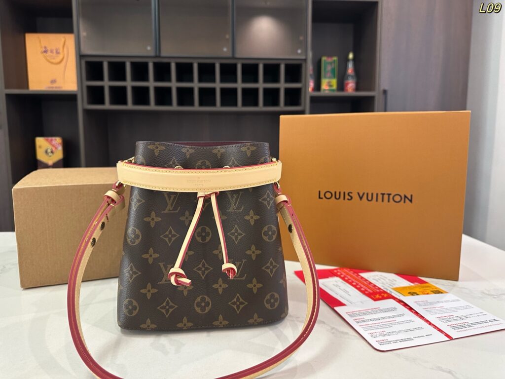 Louis Vuitton 564879 Bag Size 20, 23