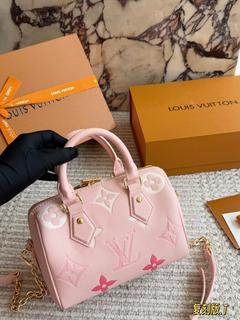 Louis Vuitton 565626 Bag Size L, 20