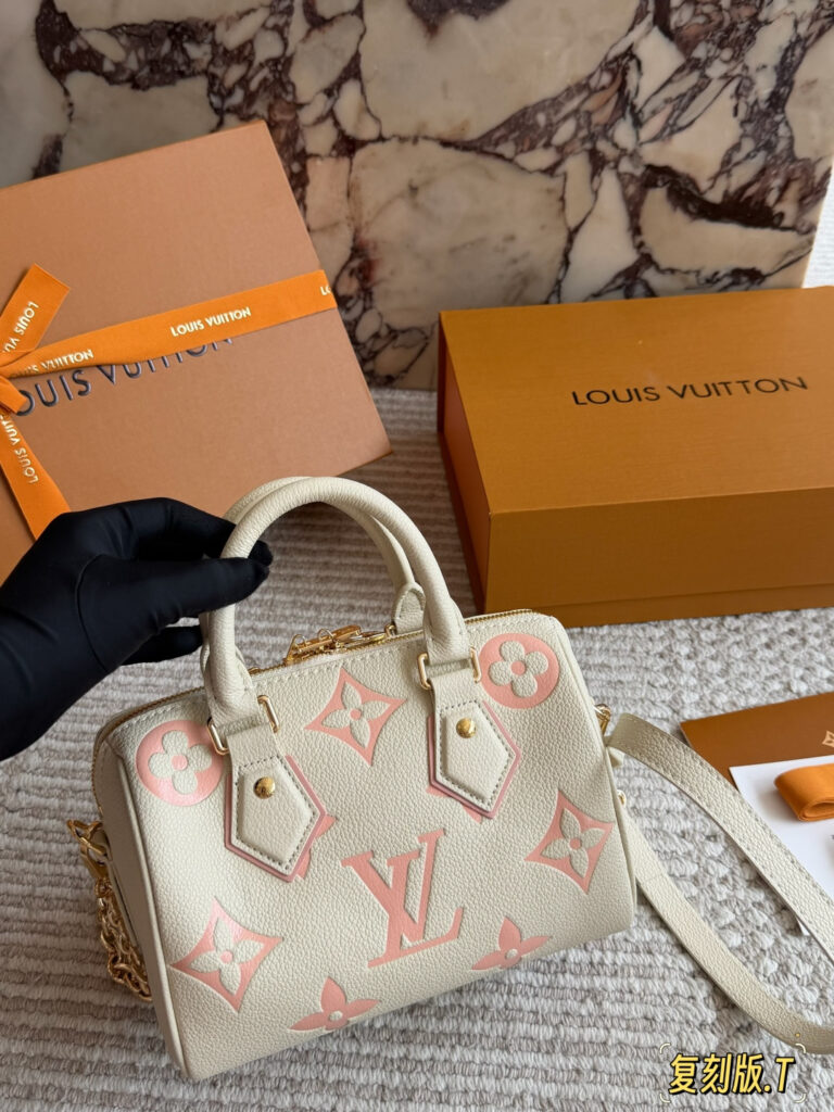 Louis Vuitton 565627 Bag Size L, 20