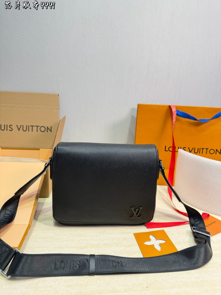 Louis Vuitton 566619 Bag Size 26, 21