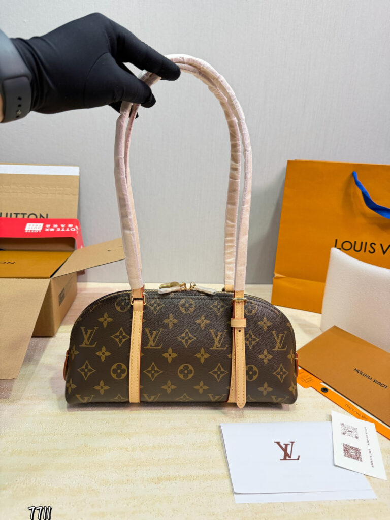 Louis Vuitton 567566 Bag Size 26, 11, 30