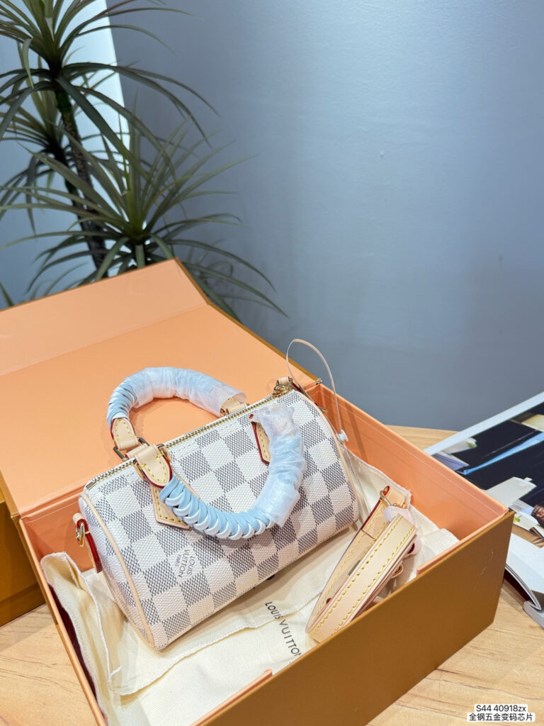 Louis Vuitton 568195 Bag Size 16, 10