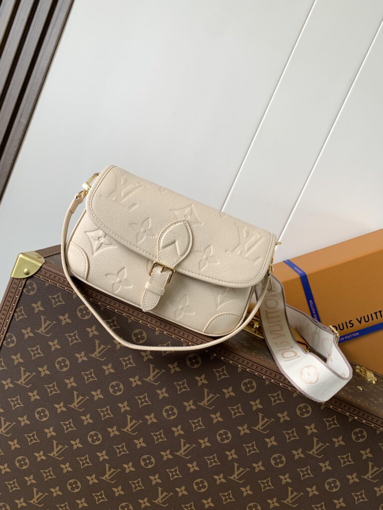 Louis Vuitton 573147 Bag Size 23, 16