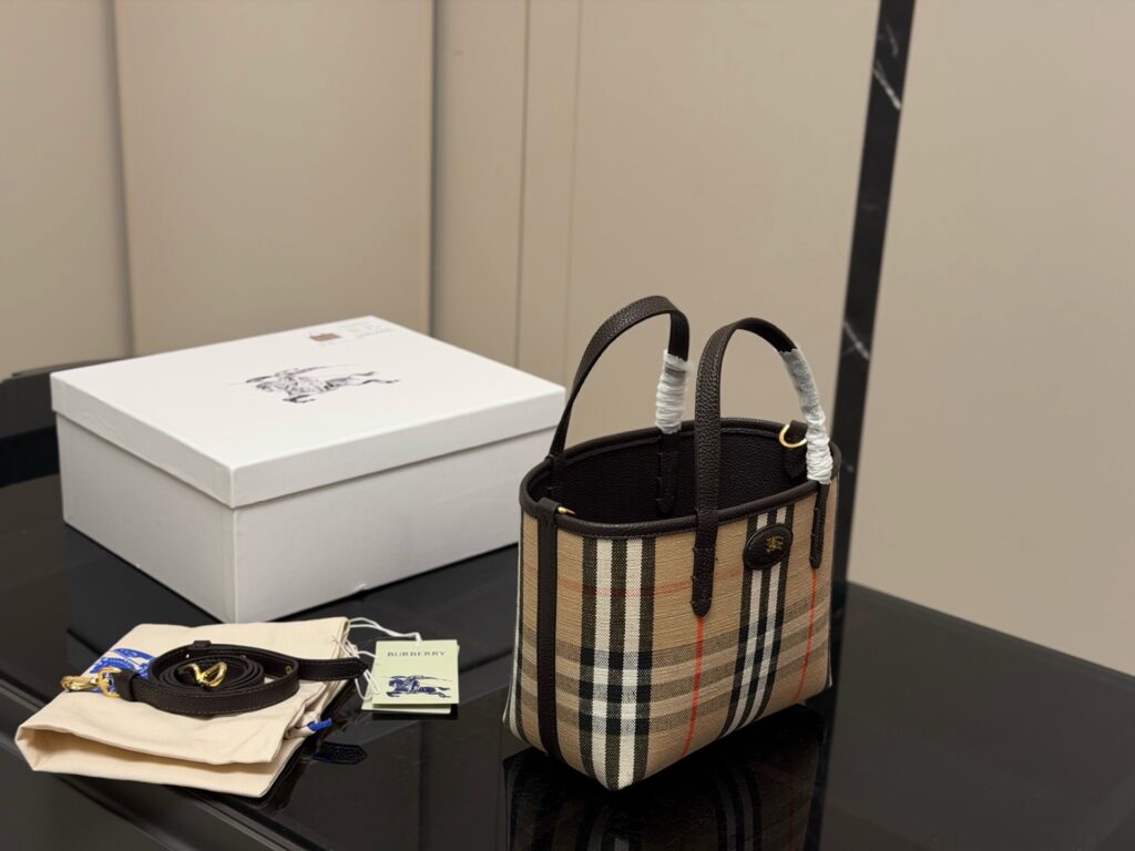 Burberry 576245 Bag Size 21, 30, 18