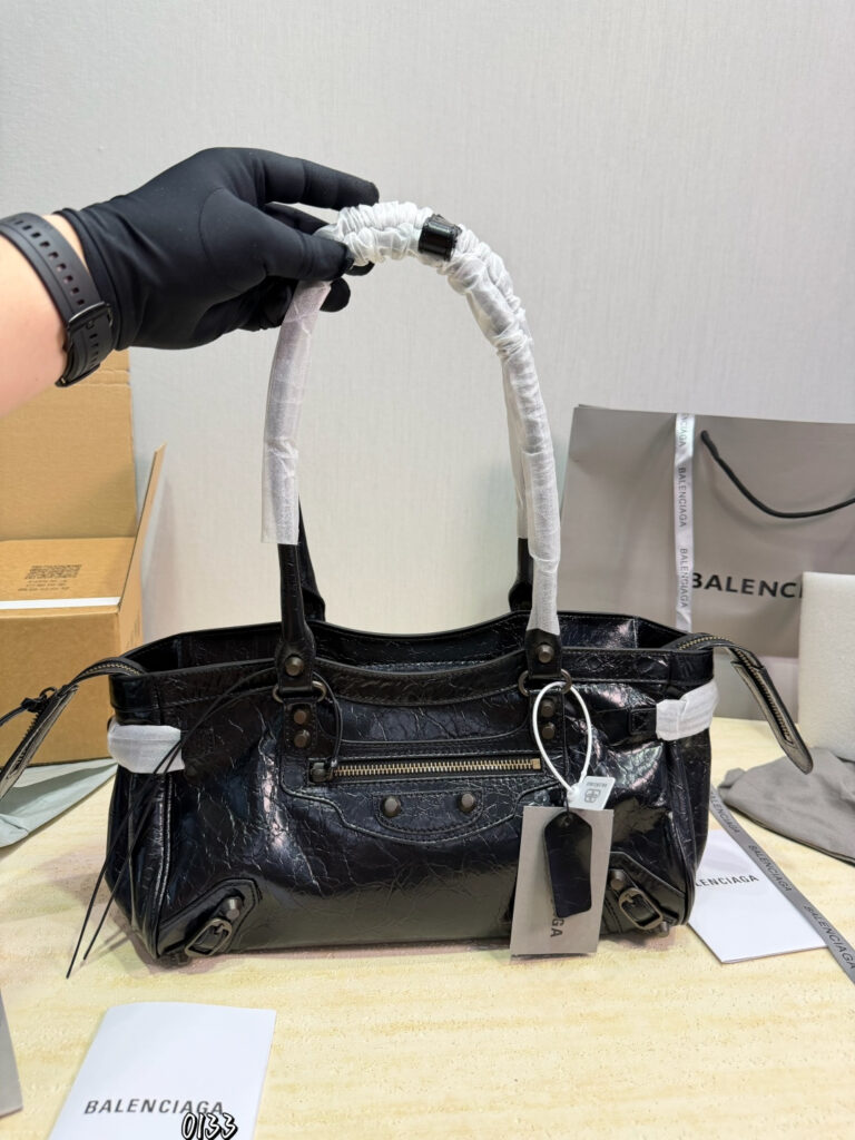 Balenciaga 578948 Bag Size 32