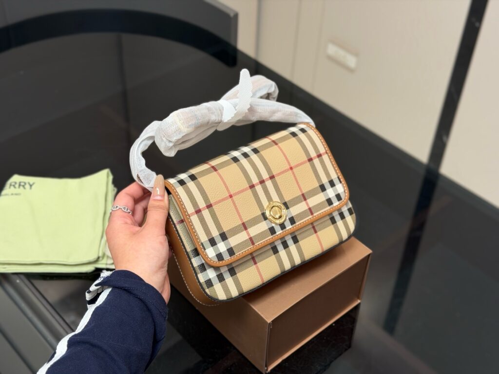 Burberry 728901 Bag Size 20