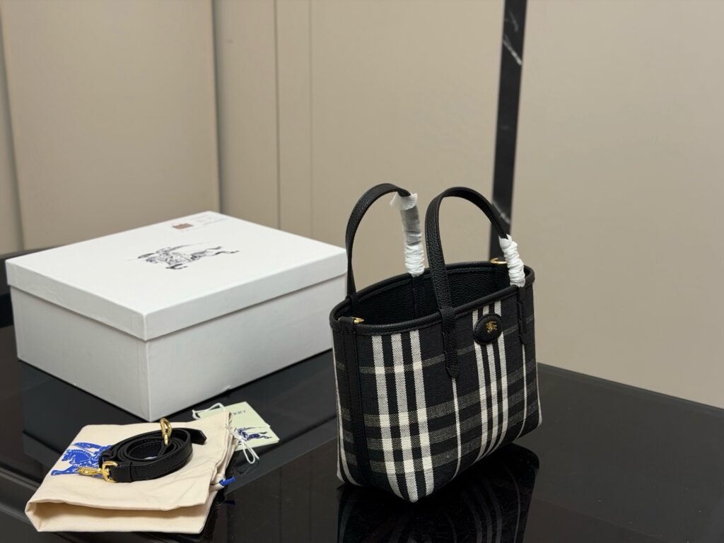 Burberry 728905 Bag Size 21, 30, 18