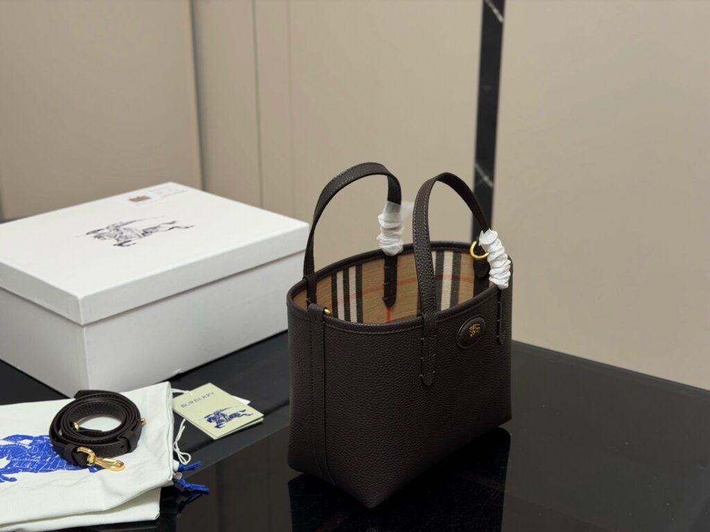 Burberry 728911 Bag Size 21, 30, 18