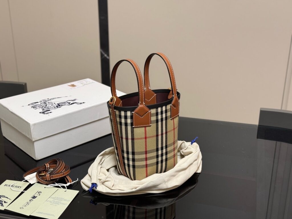 Burberry 728915 Bag Size 12