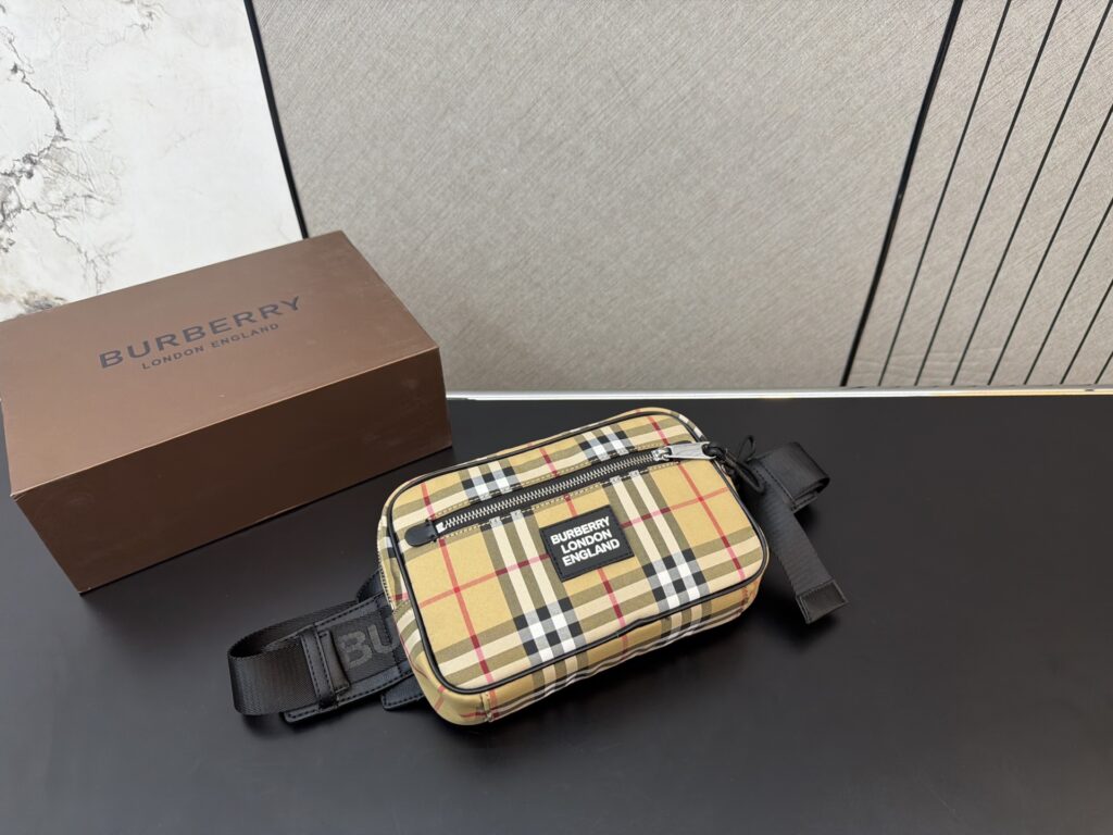 Burberry 982607 Bag Size 23, 17