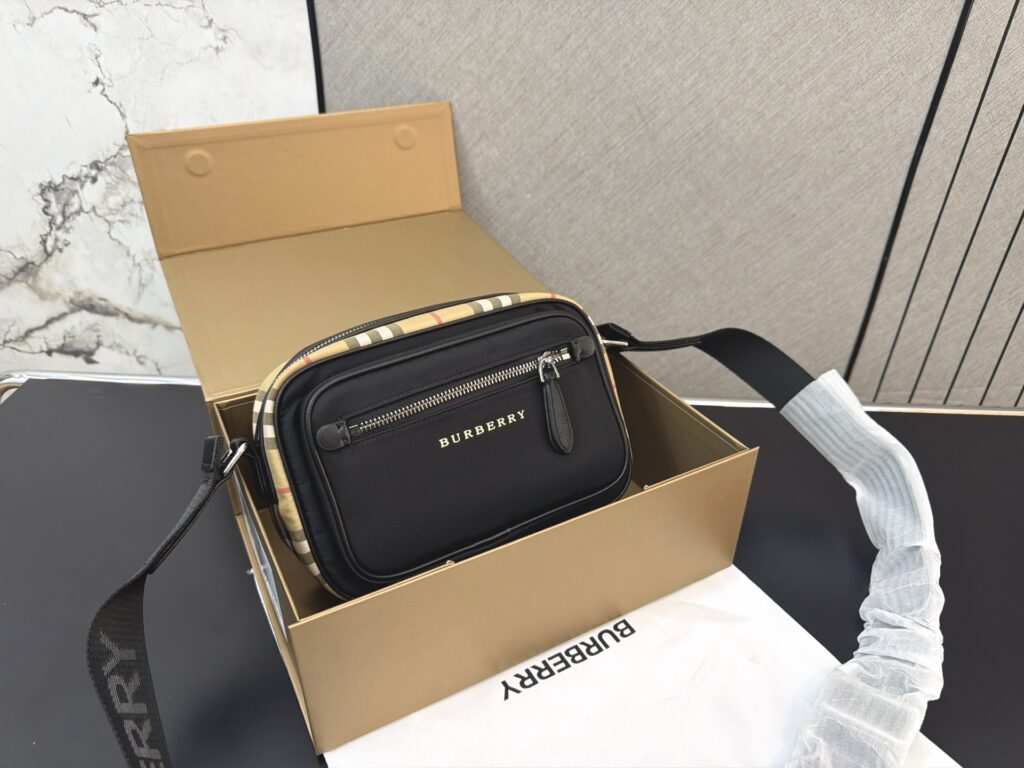 Burberry 982622 Bag Size 23