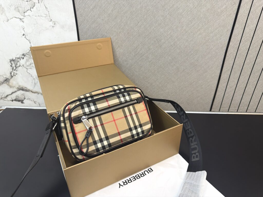 Burberry 982625 Bag Size 23