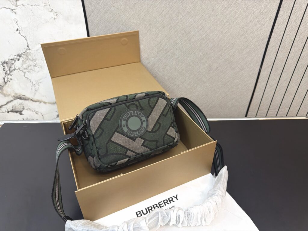 Burberry 982631 Bag Size 21, 14