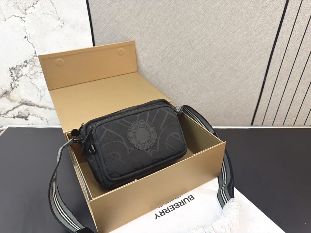 Burberry 982637 Bag Size 21, 14